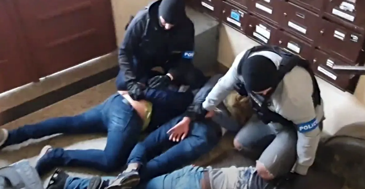 VIDEO: Policie zadržela dealera heroinu, v poutech skončili i jeho zákazníci