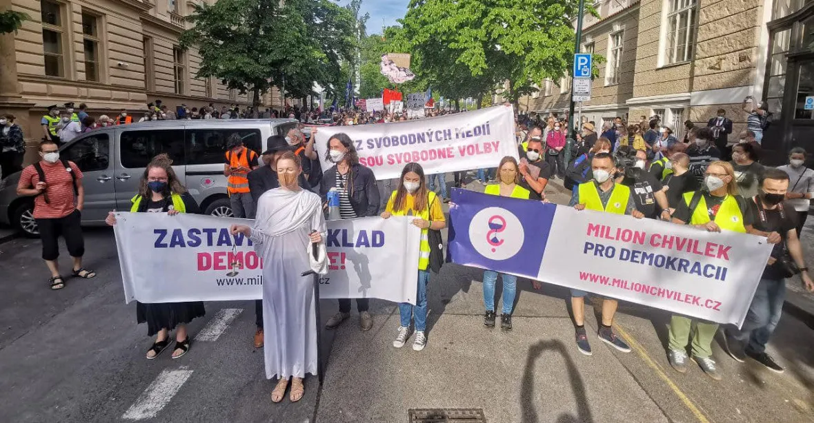 Milion chvilek v Praze demonstroval proti Benešové