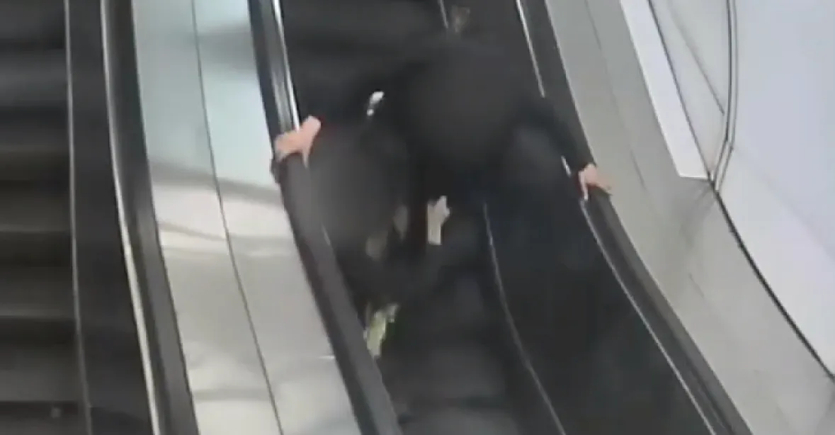 VIDEO: Agresor bezdůvodně v metru napadl muže, který cestoval s dětmi