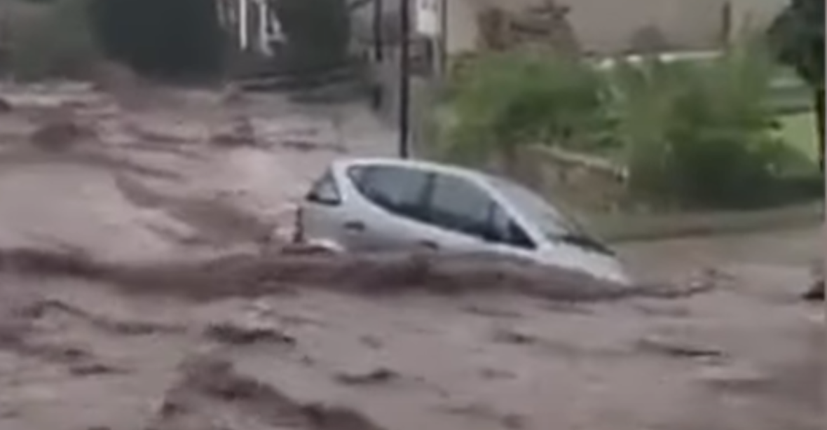 VIDEO: Povodeň odnášela auta, do cyklistů udeřil blesk, dívka bojuje o život