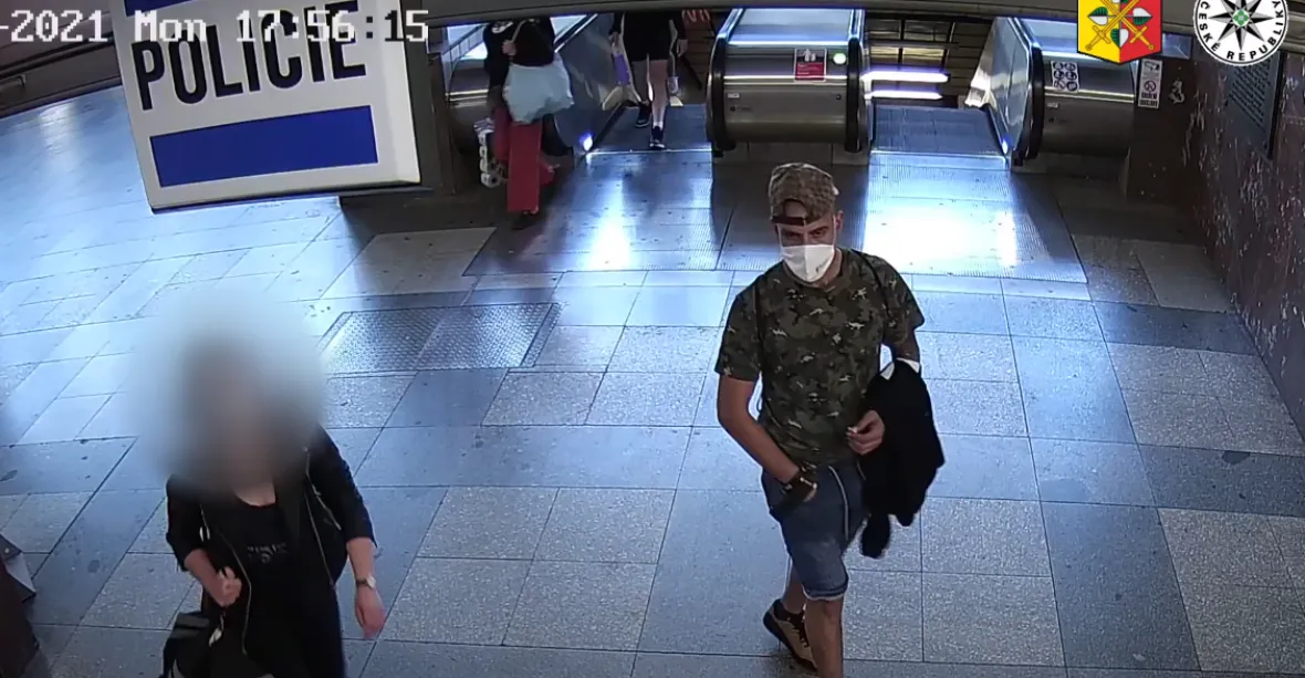 VIDEO: Onanista obtěžoval a pak i napadl středoškolačku na nádraží Praha-Smíchov