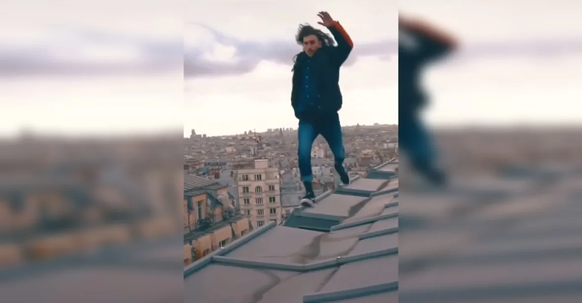 VIDEO: Skoky ze střechy na střechu, ze kterých se tají dech. Mladík se stal hvězdou internetu