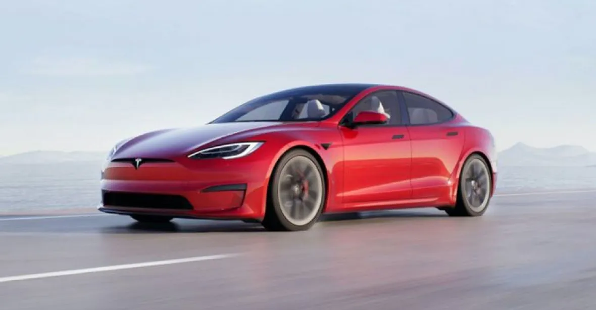 Musk představil dosud nejrychlejší Teslu: „Je rychlejší než Porsche a bezpečnější než Volvo“