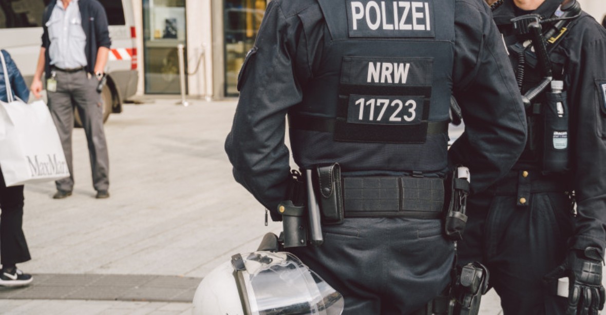 Dva mrtví po střelbě v Německu. Po šíleném útočníkovi pátrá speciální jednotka