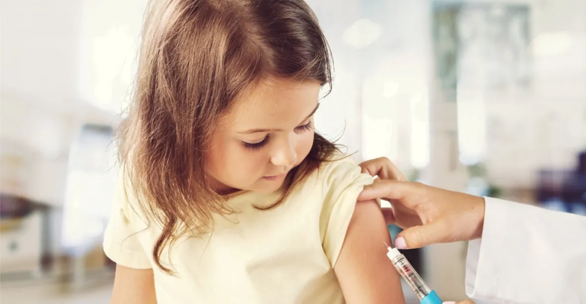 Očkování dětí proti covidu odporuje pravidlům etiky, práva i medicíny