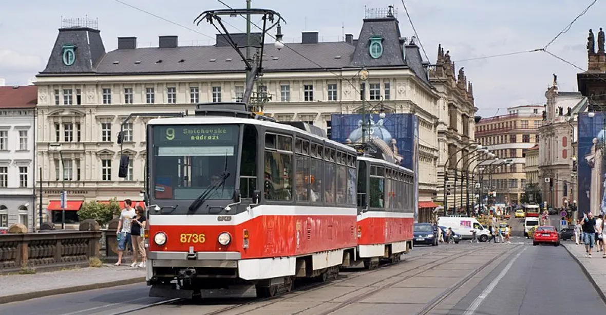 Dnes naposled. Praha se loučí s hranatými tramvajemi T6. V ulicích jezdily čtvrtstoletí