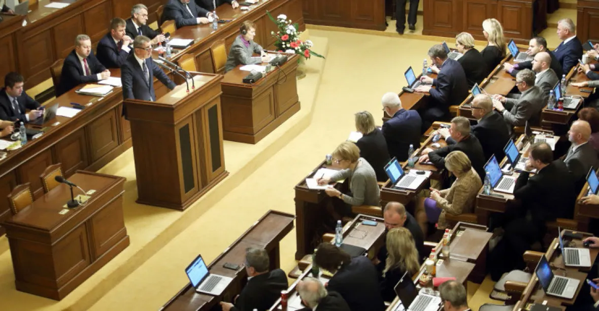 Sněmovna schválila klouzavý mandát pro ministry z řad poslanců
