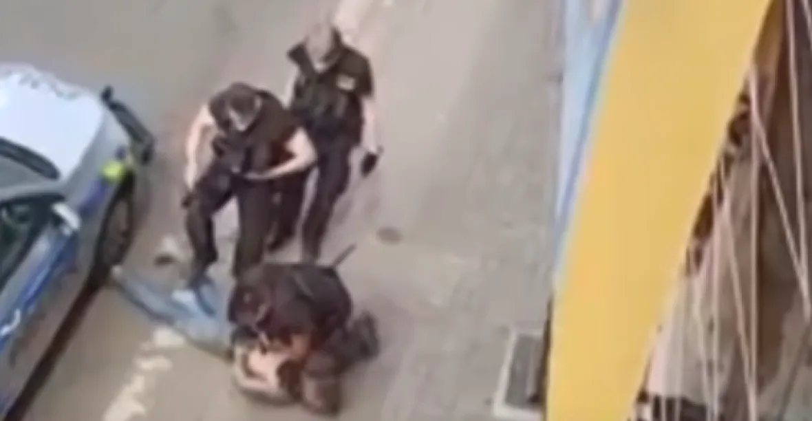 VIDEO: Drsný zásah policistů. Zaklekli na zdrogovaného muže, ten později zemřel