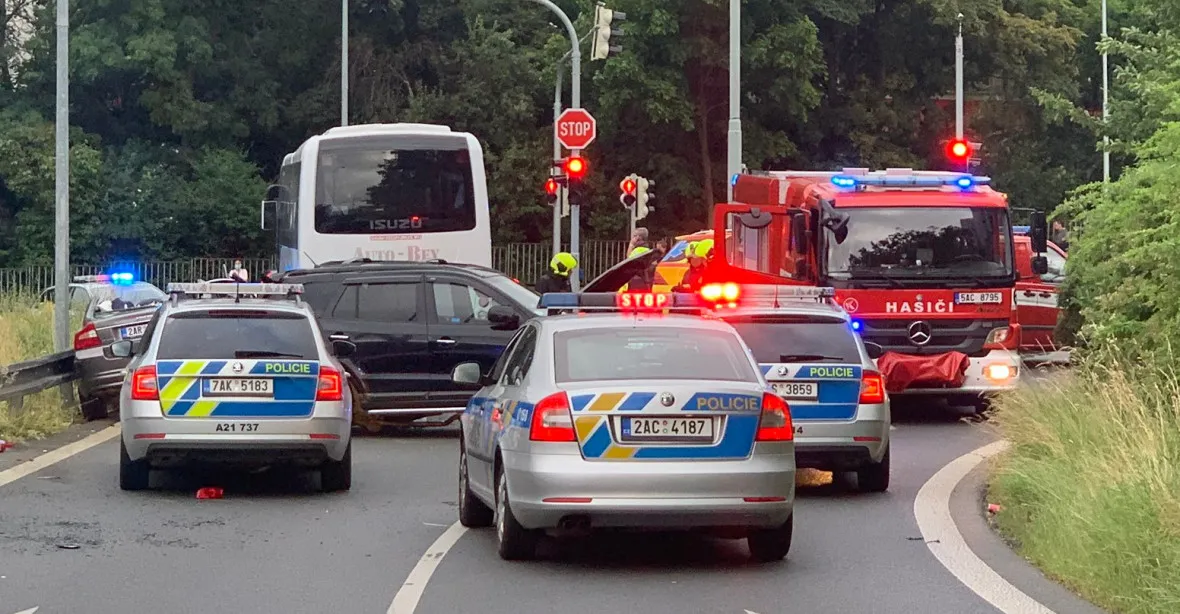 Policie honila v Praze podezřelé auto. Při hromadné havárii bylo zraněno šest lidí