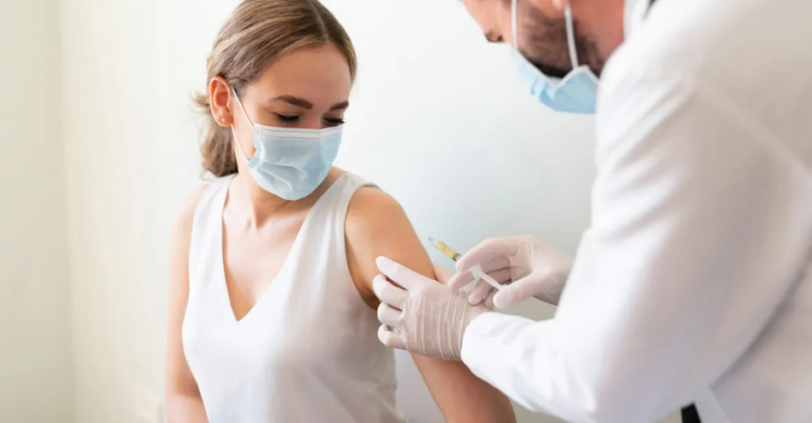 Lidé se mohou nechat očkovat i dříve než 90 dní pro covidu-19