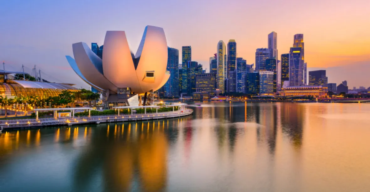 Singapur plánuje „zrušení“ epidemie. S covidem chce žít relativně normálně a asi i trvale