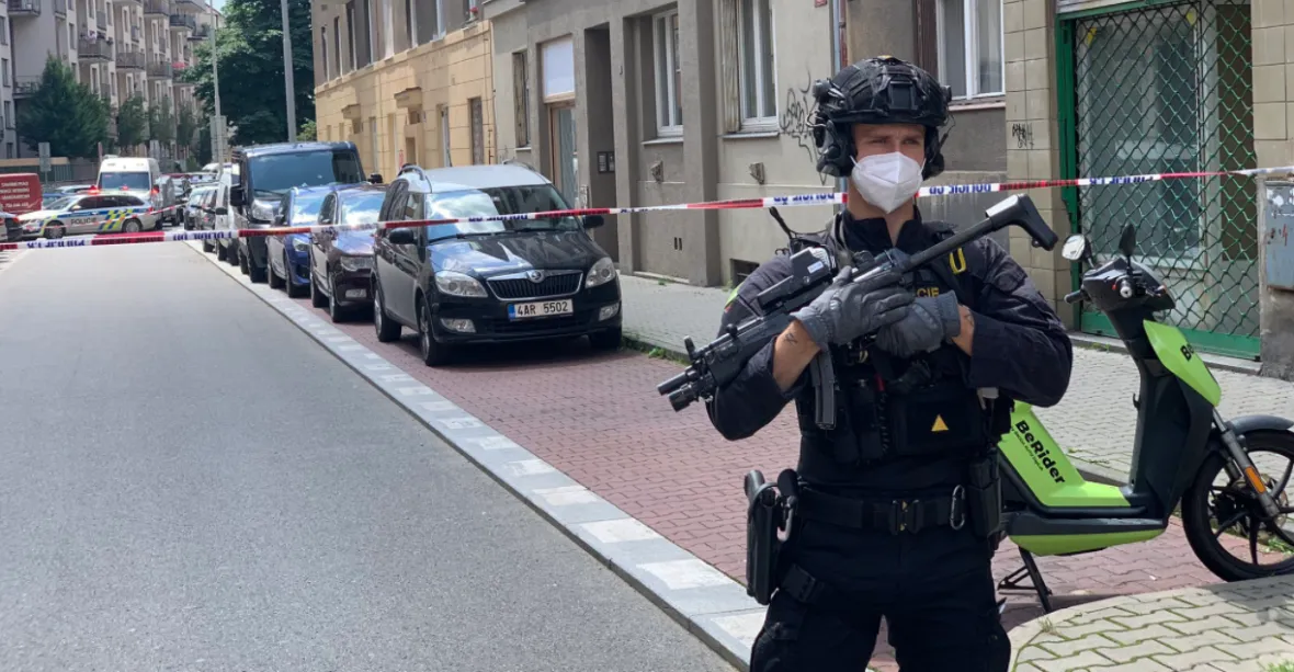 Policistu při zásahu v Praze zranil výbuch. Zřejmě spustil nástražný systém