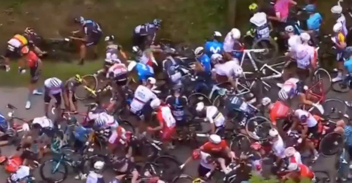 VIDEO: Policie obvinila ženu, jež zavinila hromadnou nehodu na Tour de France