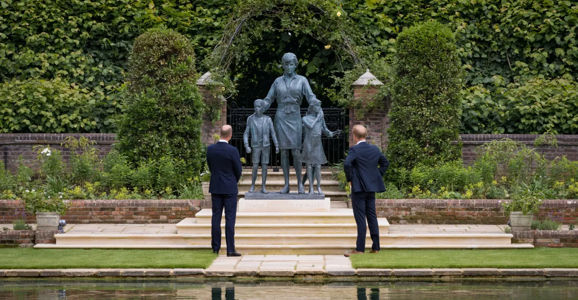 Londýn má nový magnet. Princové William a Harry odhalili sochu jejich matky Diany