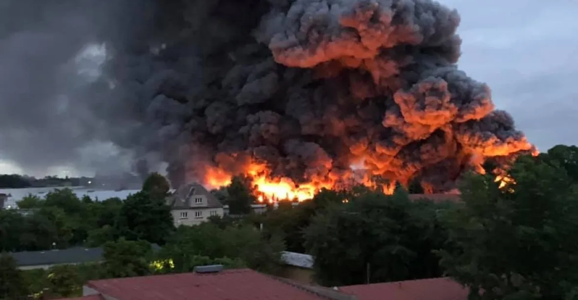 Ničivý požár v Praze. Část haly výstaviště se zřítila, kouř byl vidět desítky kilometrů