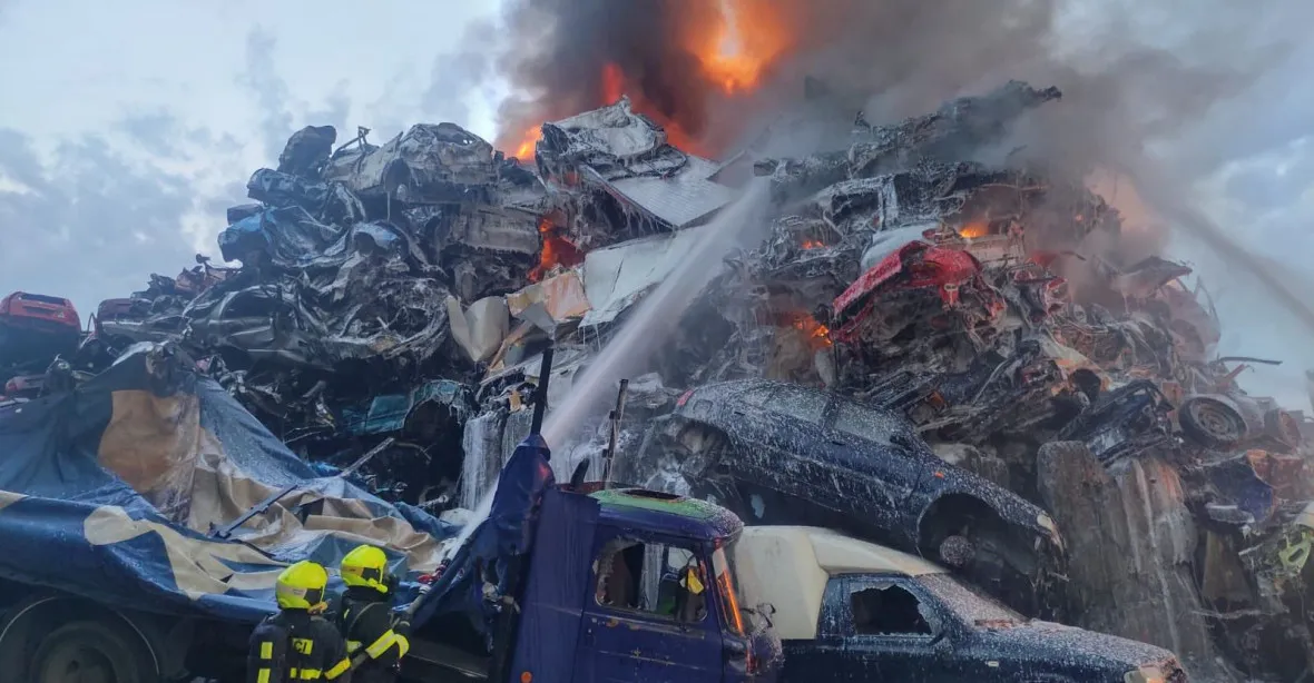 V Ostravě hoří autovrakoviště, hasiči vyhlásili třetí stupeň poplachu