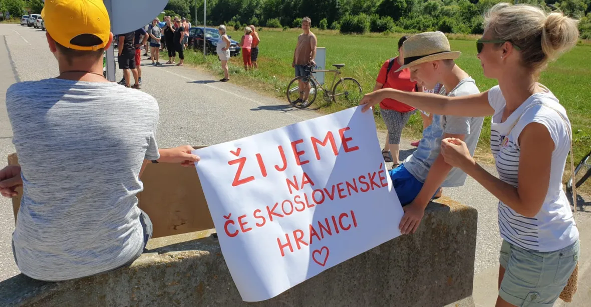 Chaos na hranicích. Slovensko nečekaně uzavřelo několik přechodů, na silnici leží zátarasy
