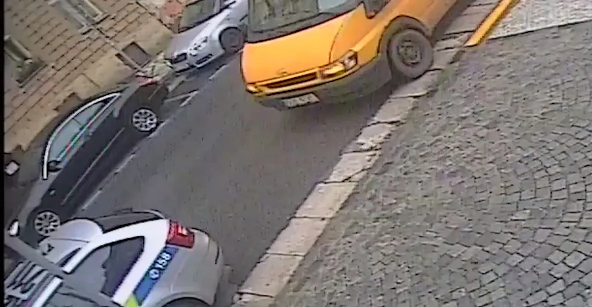 VIDEO: Muž se zákazem řízení jel k výslechu kradeným vozidlem, s pervitinem v kapsách