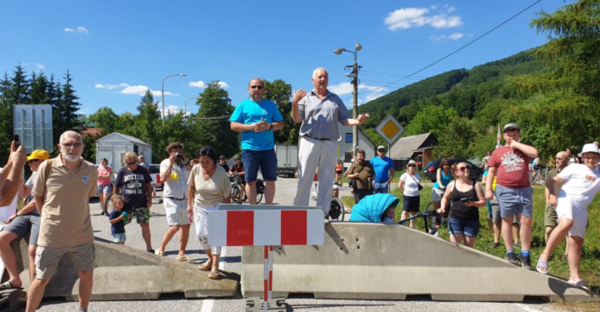 Slovensko zavedlo karanténu pro neočkované. Lidé blokovali na protest přechod v Mostech