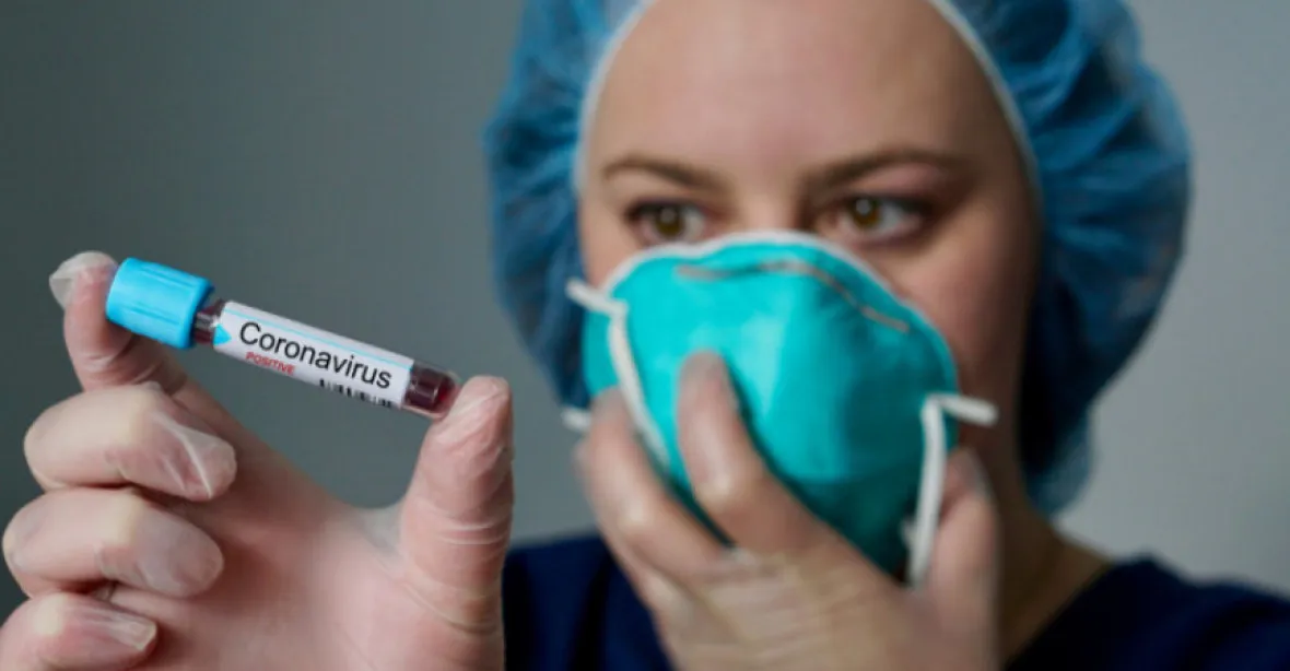 Nových případů koronaviru přibývá, ale hospitalizací ne. Úmrtnost je minimální