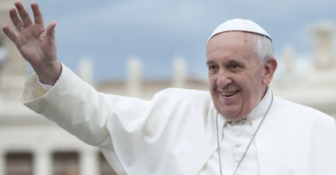 Papež František se poprvé od plánované operace objevil na veřejnosti, přednesl nedělní modlitbu