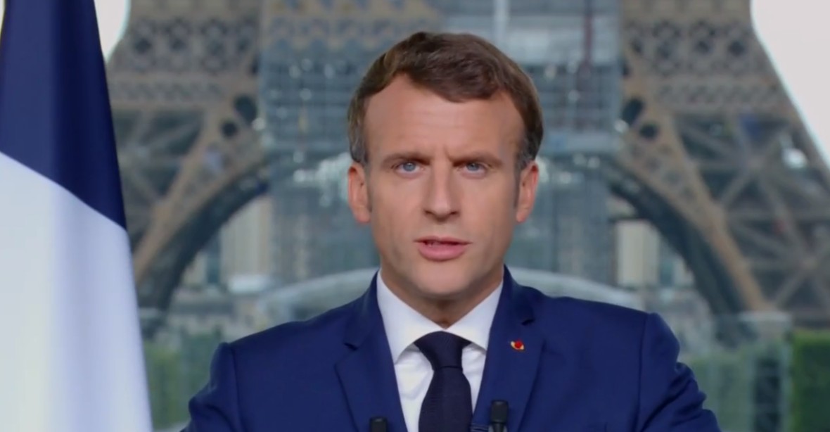 Macron se obává nové vlny. Ohlásil přísnější restrikce a povinné očkování všech zdravotníků