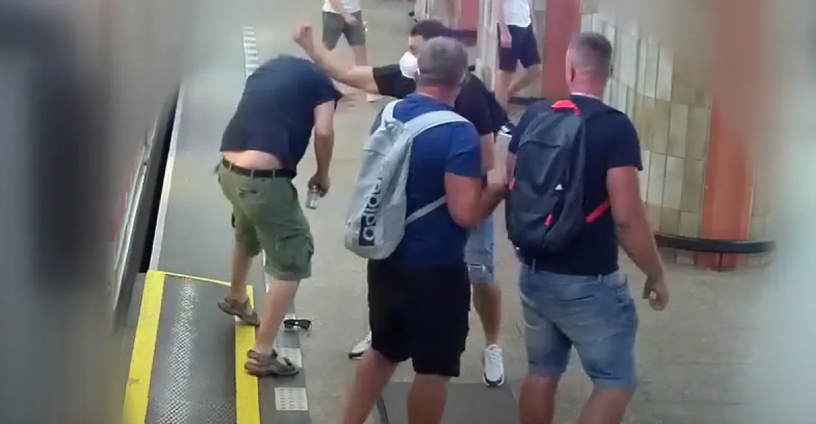 VIDEO: Muž se v metru zastal obtěžované ženy. Rusky mluvící násilníci ho zbili