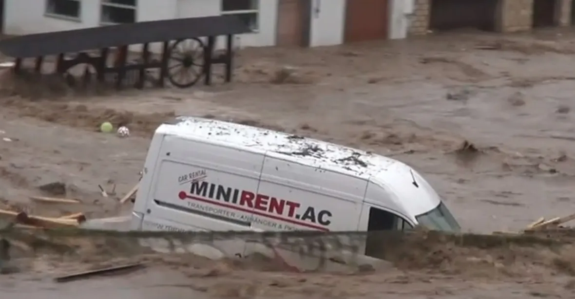 Katastrofální záplavy v Německu. Desítky mrtvých a pohřešovaných, lidé čekali na záchranu na střechách