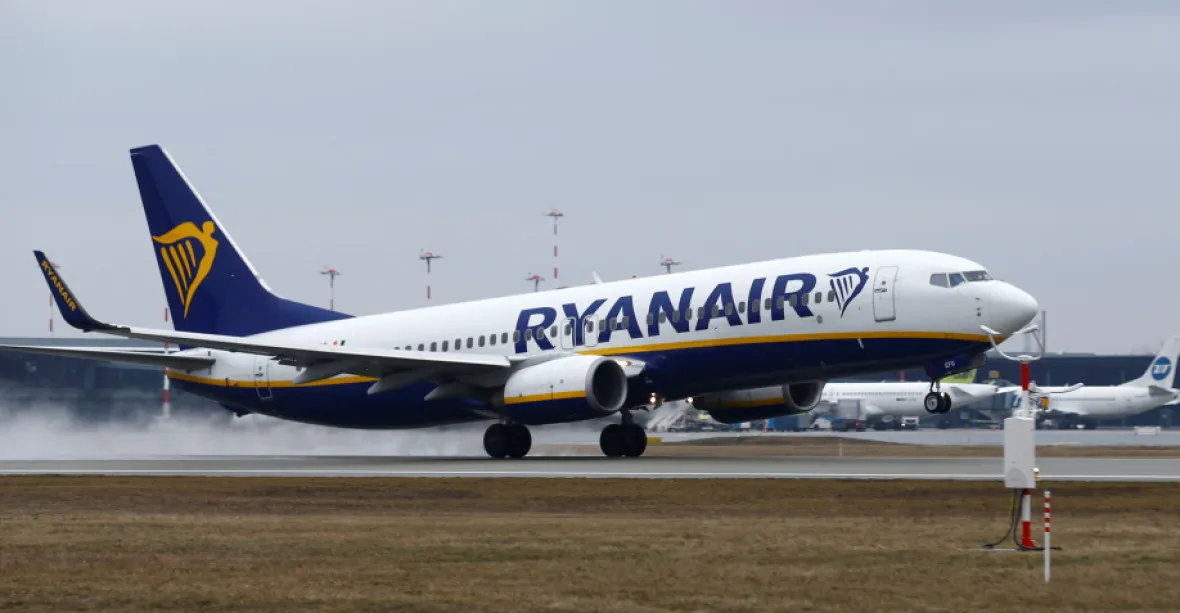 Ryanair nepustil do letadla naočkované Čechy bez testu. Po pár dnech uznal pochybení a omluvil se