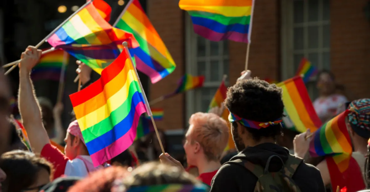 Evropská komise zahájila řízení s Maďarskem a Polskem kvůli právům sexuálních menšin