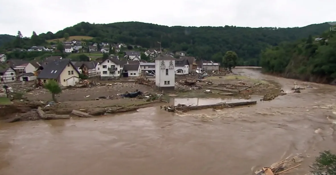 Tragické záplavy v Německu. Počet mrtvých už překročil stovku, více než 1000 lidí se pohřešuje