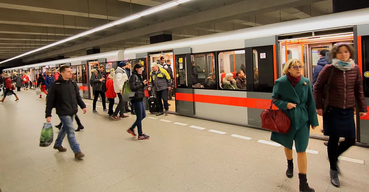 Poplach v metru a zavřená stanice kvůli neznámé látce. Na vině byl rozsypaný cukr