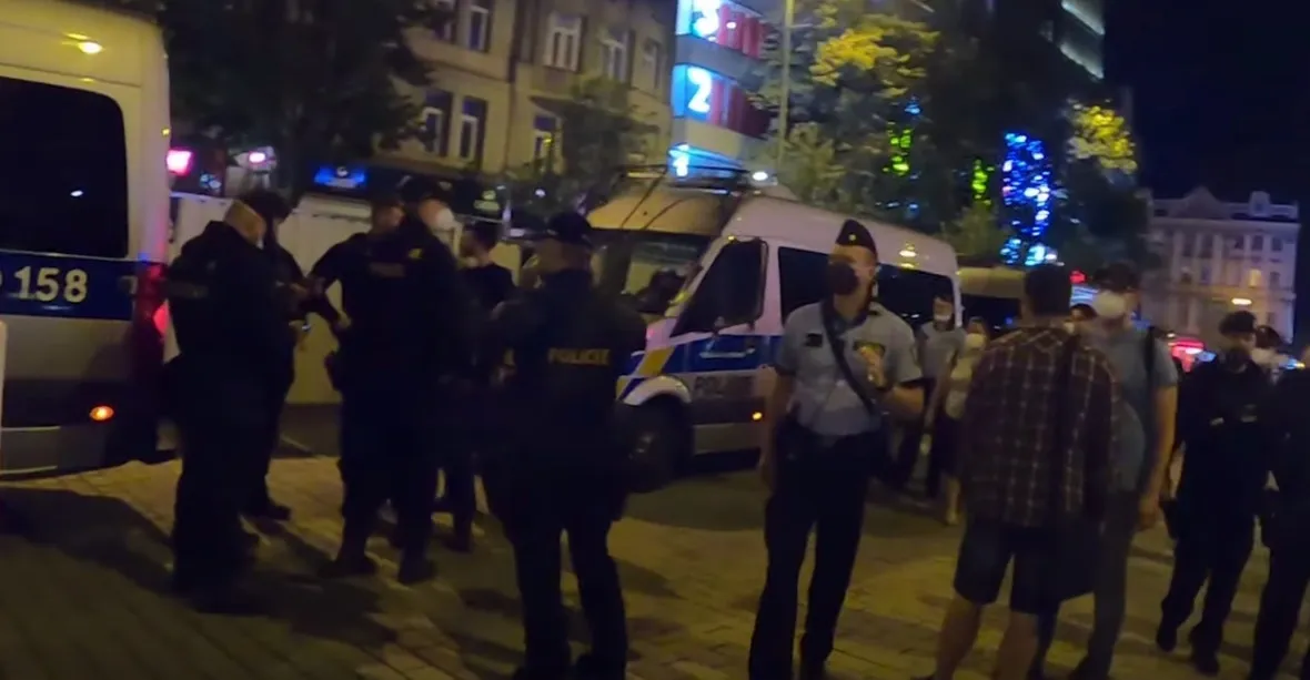VIDEO: Policisté mohutně kontrolovali pražské podniky