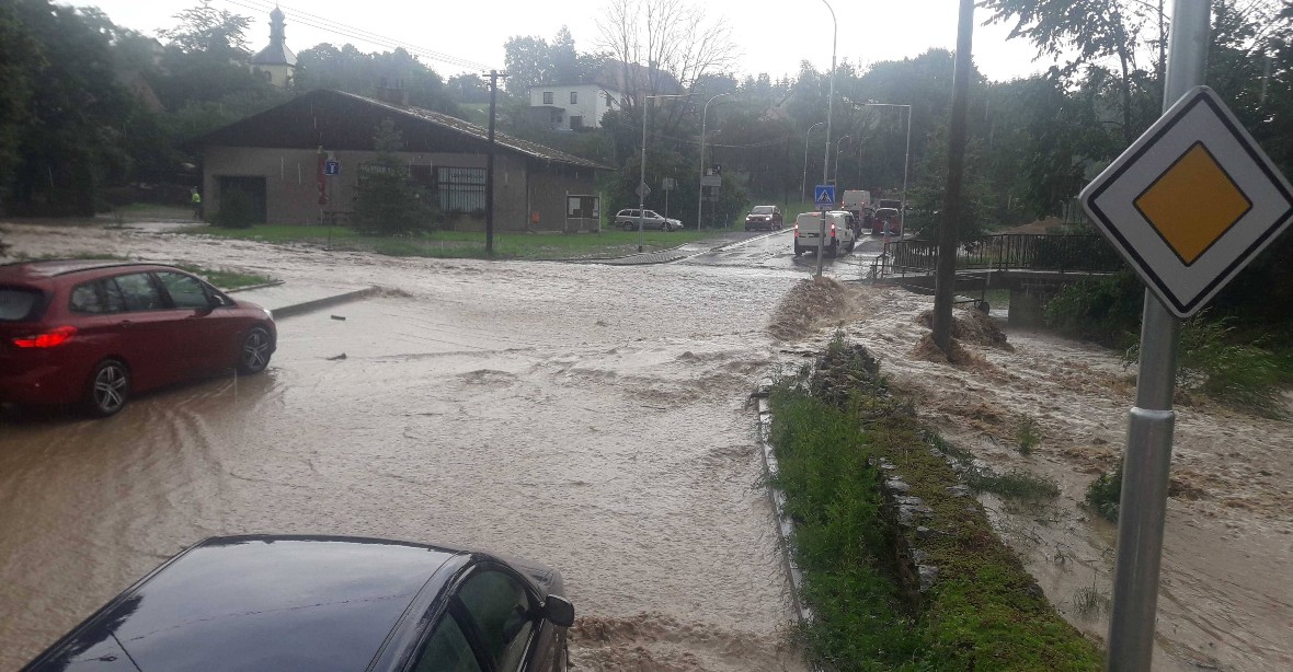 Intenzivní déšť zvedl hladiny řek na severu Česka. Spadlo i 130 litrů vody na metr