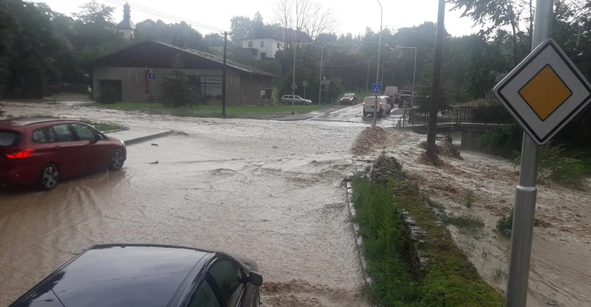 Češi bojují s přívaly vody: zatopené domy a silnice, riziko bouřek trvá