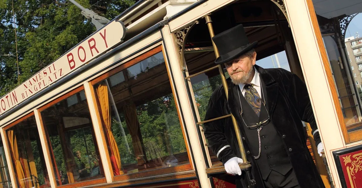 OBRAZEM: V Praze vyjela na koleje nejstarší elektrická tramvaj v Evropě