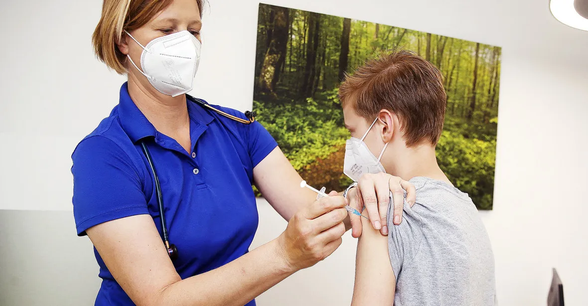 Británie děti do 18 let očkovat nebude, nejsou dostatečné informace