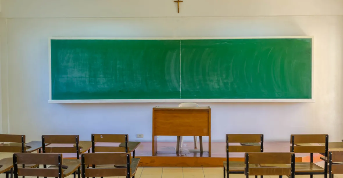Katolická škola u soudu bojuje proti nošení roušek. „Zakrývají lidskost a obraz Boha“