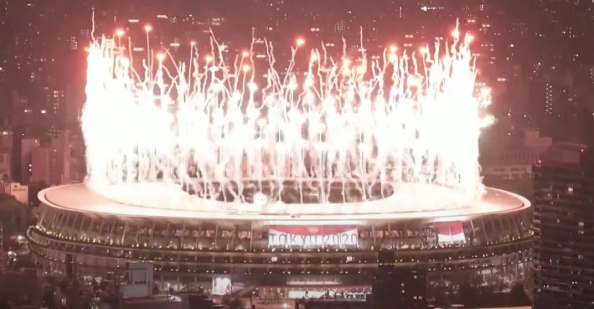 VIDEO: Olympijský oheň vzplanul. Nad stadionem prolétly tisíce dronů seskupených ve tvaru Země