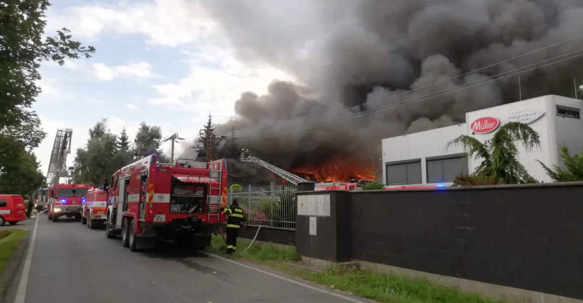 VIDEO: V pražské Uhříněvsi hořela hala, hasičům se nedařilo dostat požár pod kontrolu
