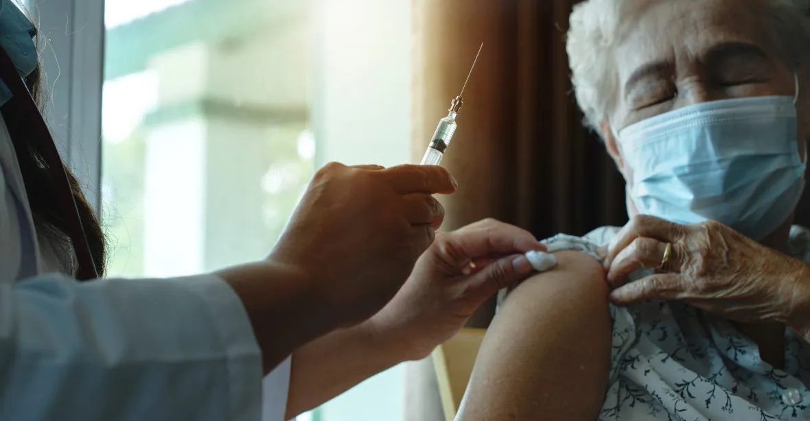 DATA: Skoro půl milionu rizikových seniorů stále nemá očkování, nejhůře jsou na tom v pohraničí