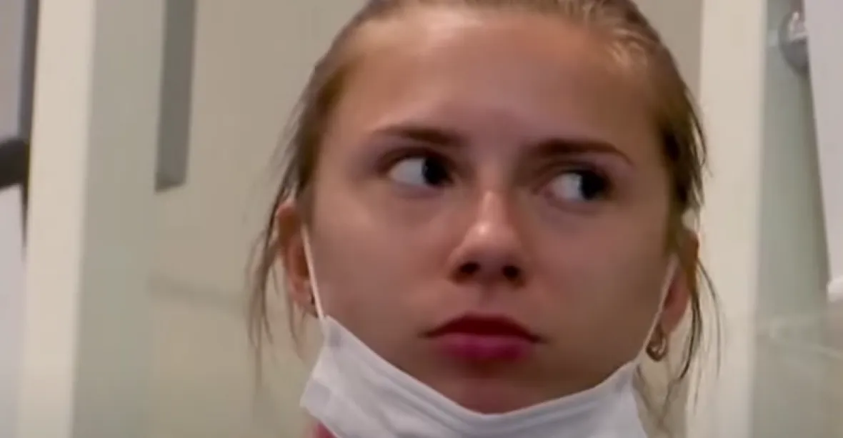 Rodiče běloruské atletky Cimanouské už vyslýchá policie. Její manžel s dítětem opustil zemi