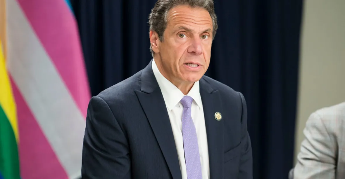 Prohřešky guvernéra New Yorku: osahávání, polibky, objímání a nevhodné poznámky