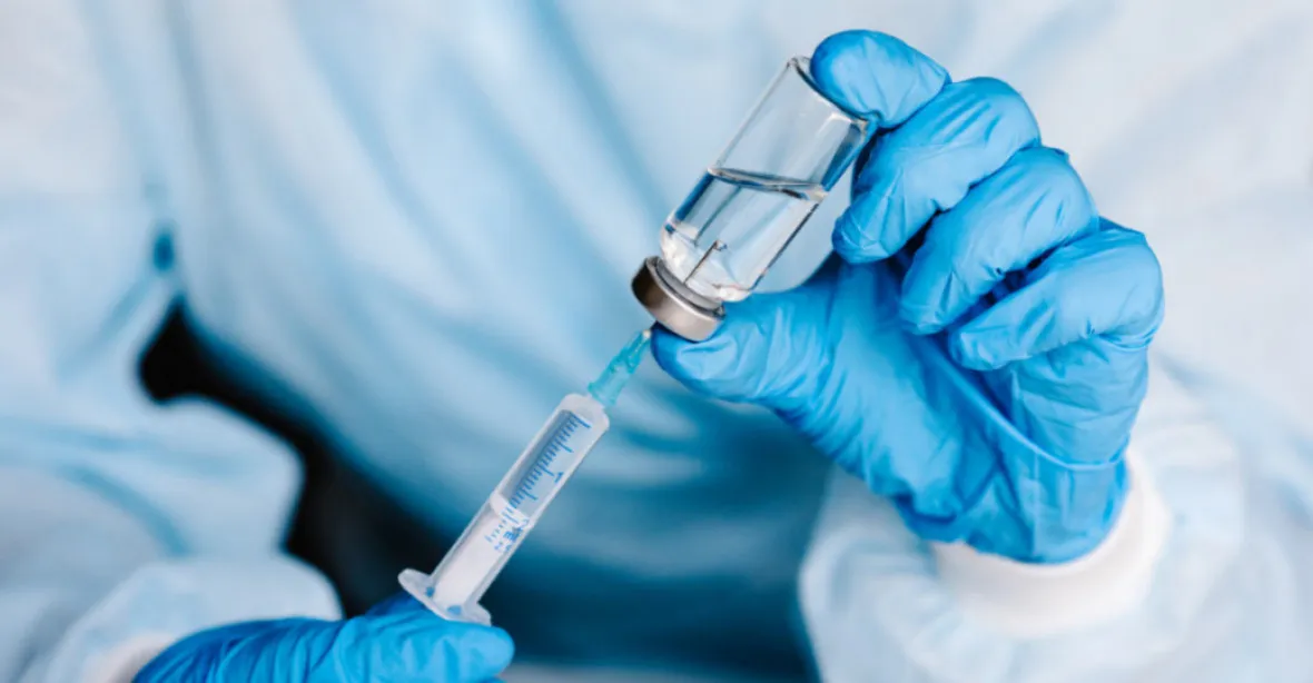 WHO vyzvala k zastavení očkovávání třetí dávkou covidové vakcíny. Mají jít chudým