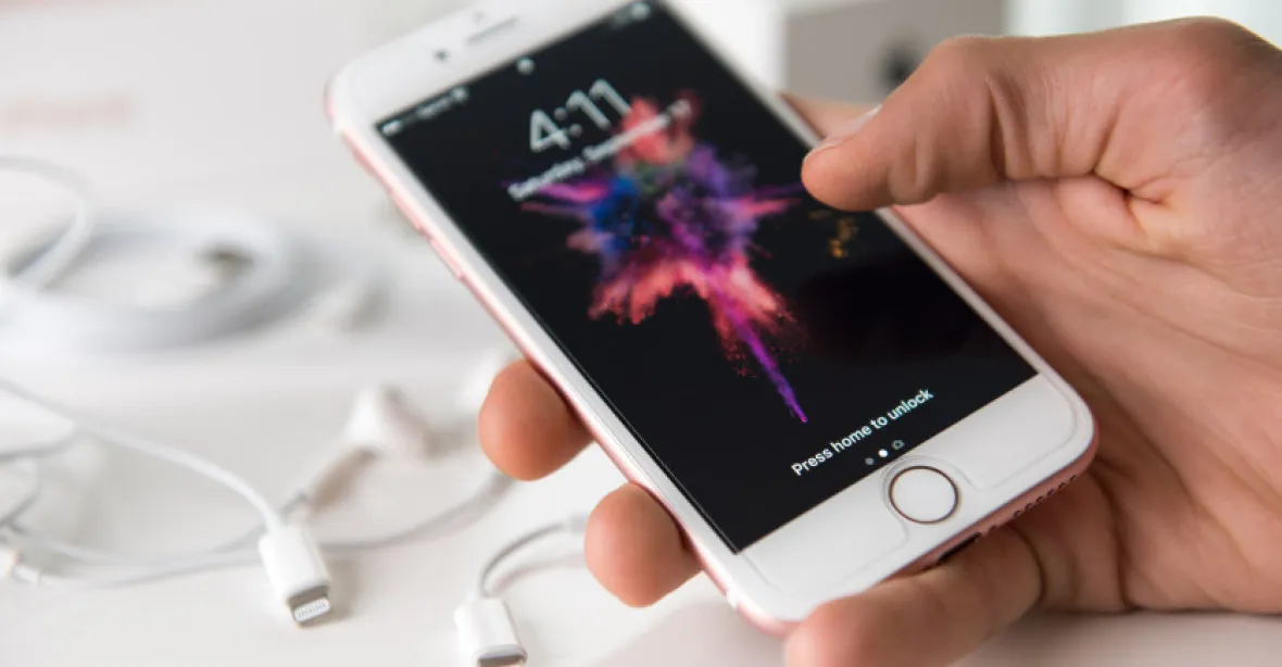 Majitele iPhonů ohrožuje závažná chyba v iOS 14. Hrozí napadení hackery