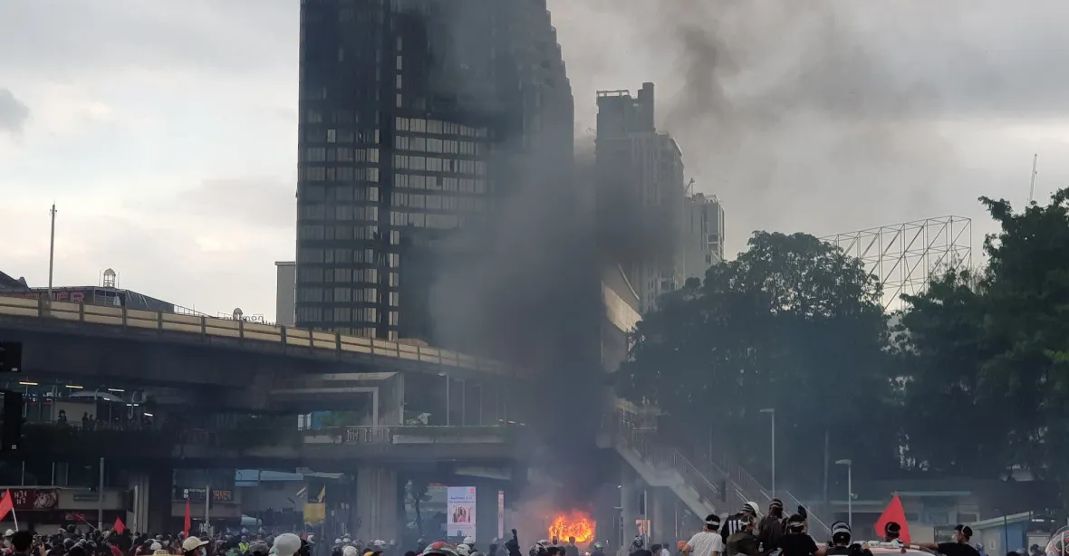 VIDEO: Slzný plyn, kameny a lahve. Policie v Bangkoku se brutálně střetla s demonstranty