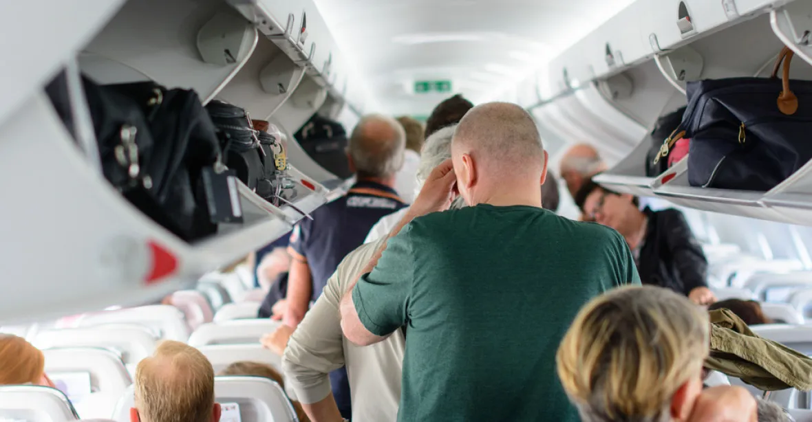 Covid vystresoval cestující. USA hlásí rekordní počet incidentů v letadlech