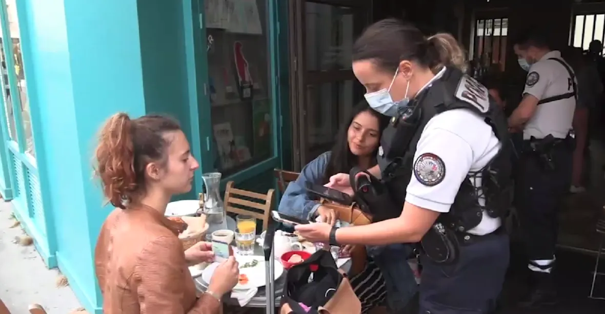 Francie zavedla covidové pasy, policejní šťáry v kavárnách a restauracích začaly