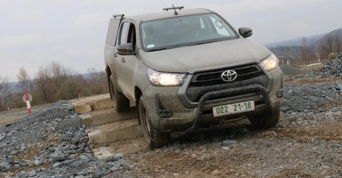 Sovětské UAZy končí, armáda dostává terénní vozy Toyota Hilux