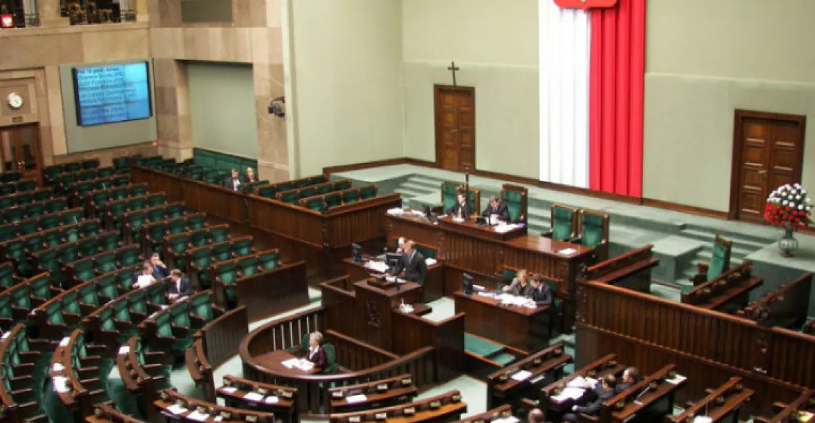 Polský Sejm schválil mediální zákon. Vysílat mohou jen evropské společnosti